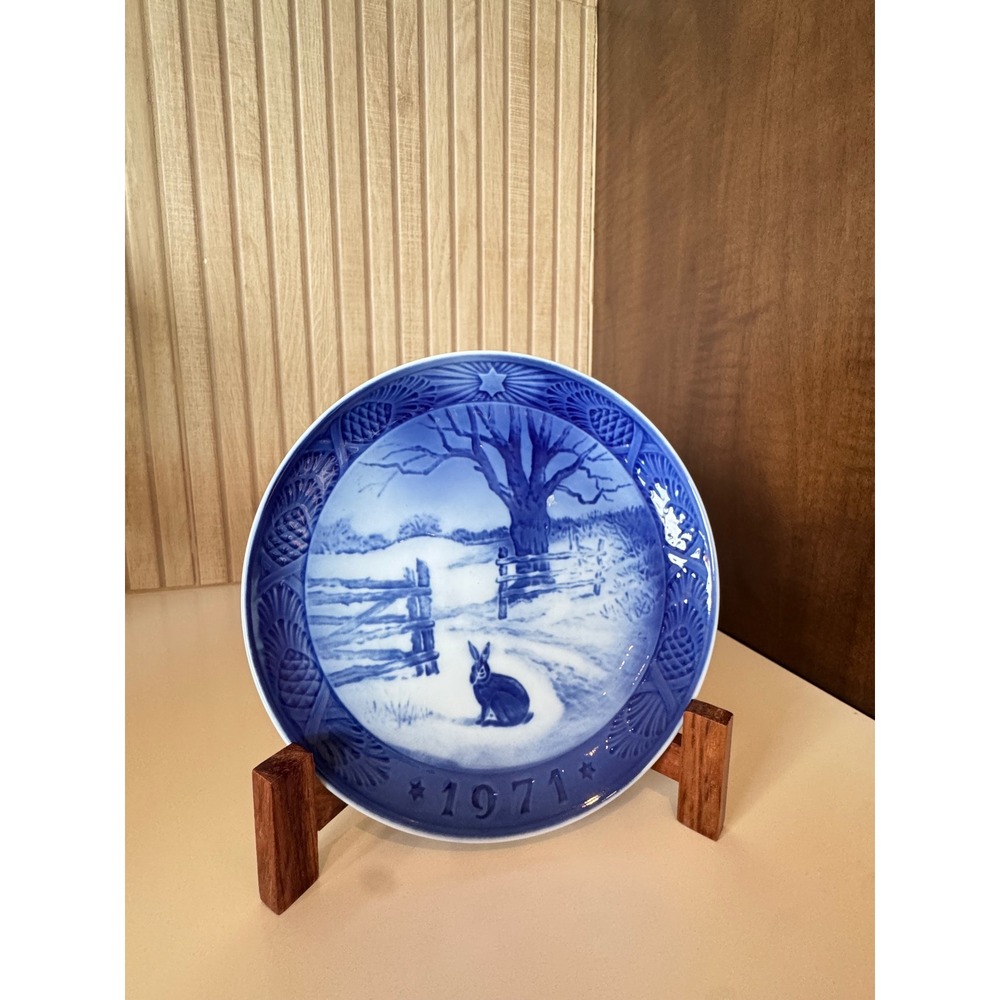 Royal Copenhagen 1971 Christmas Plate Hare in Winter Blue White Porcelain 7 1/8"